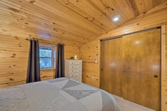 宽敞的堪萨斯度假胜地:现场飞盘高尔夫!(Spacious Kansas Retreat on-Site Disc Golf!)