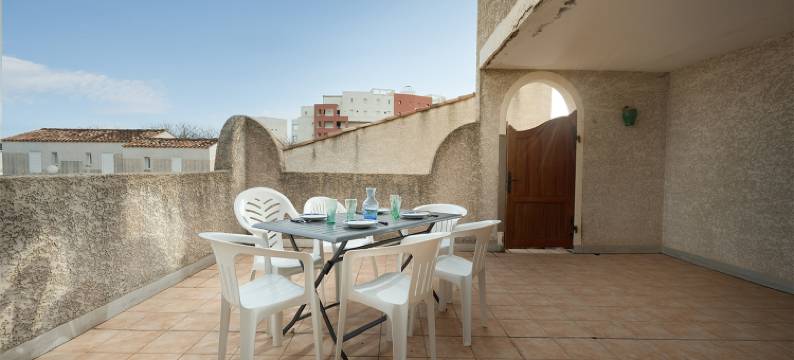 Sunny Terrace & Seaside Charm图片