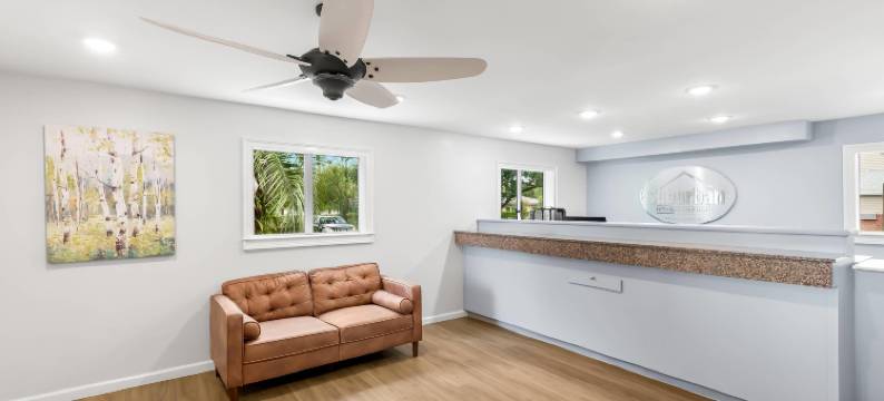 莱克兰北 I-4 郊区开放式客房(Suburban Studios Lakeland North I-4)图片