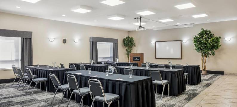 拉克拉比什华美达酒店(Ramada by Wyndham Lac la Biche)图片