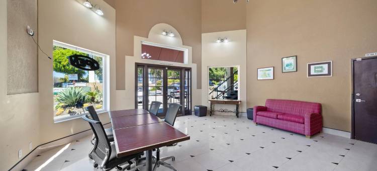 福布鲁克市中心伊克诺套房酒店(Econo Lodge Inn & Suites Fallbrook Downtown)图片