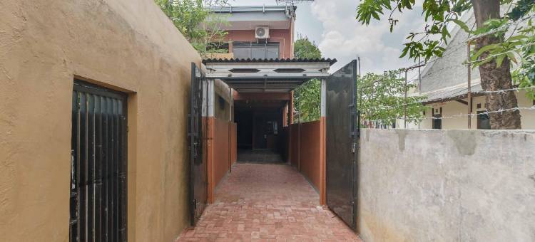 红多兹伊斯兰酒店@布拉克卡帕尔(RedDoorz Syariah Near Siloam Hospitals Bulak Kapal)图片