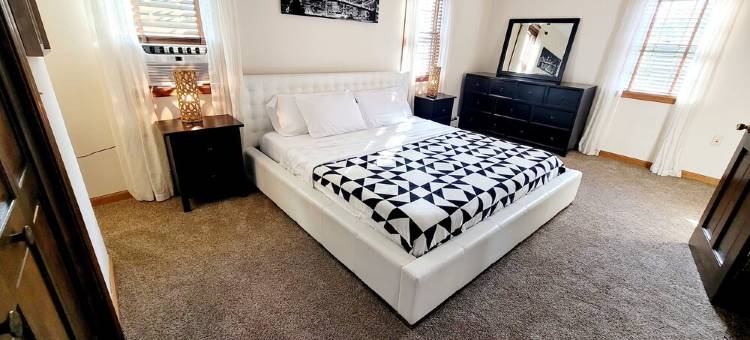 Spacious Family Retreat on 7.5 Private Acres Sleeps 10+ Pool/Hot Tub/Sauna/GR图片