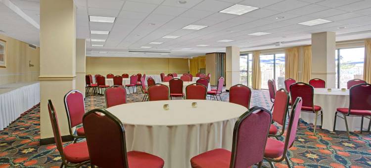 萨拉索塔海滨温德姆华美达酒店(Ramada by Wyndham Sarasota Waterfront)图片