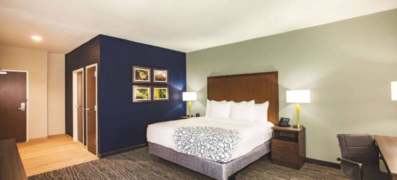 威奇托东北拉昆塔温德姆套房酒店(La Quinta Inn & Suites by Wyndham Wichita Northeast)图片