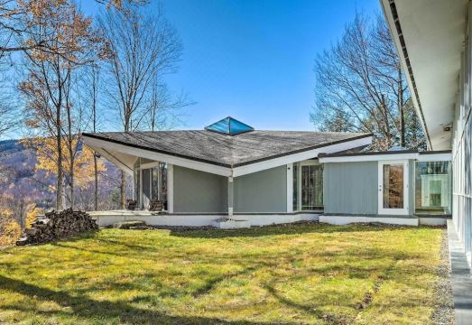 Pristine West Dover Home w/ Deck & Mountain Views! Hotel Overview