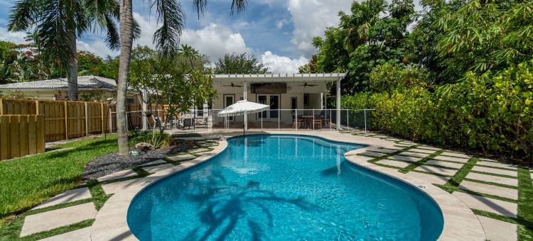 维多利亚公园绿洲带有加热游泳池(Victoria Park Oasis with Heated Pool and More)图片