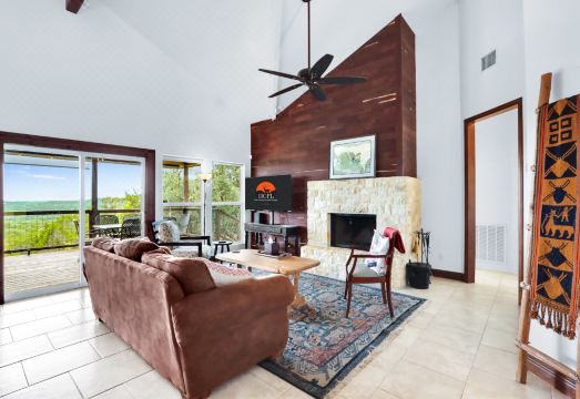 Charming Hideaway with Amazing Views and Cozy Decor - Inviting Retreat Hotel Overview