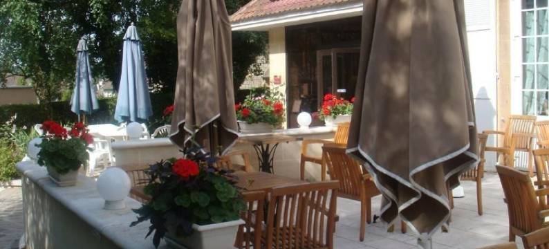 罗吉斯莱斯艾雷勒(Logis Hôtel les Airelles Neufchâtel En Bray)图片