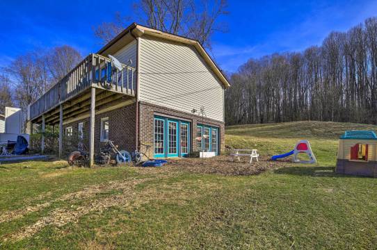 宠物友好之家 w/ 烤架和农场在梅多维尤!(Pet-Friendly Home with Grill and Farm in Meadowview!)