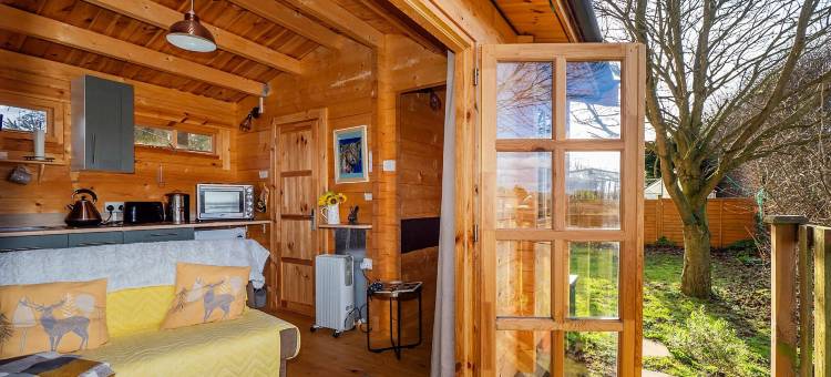 Pet-friendly chalet in Surlingham, No deposit图片