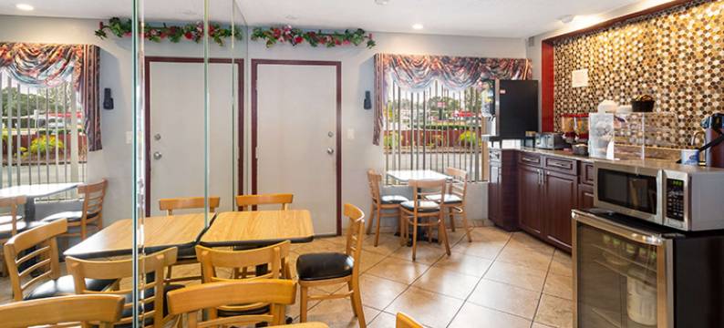 布雷登顿马格努森酒店(Magnuson Hotel Bradenton)图片