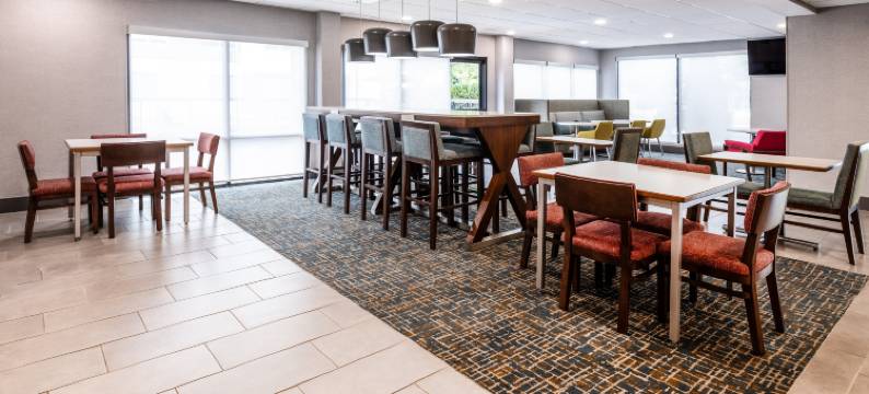 希尔顿欢朋酒店-科默斯(Hampton Inn Commerce)图片