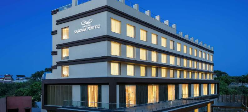 占西纳特拉吉萨洛瓦门廊酒店(Nataraj Sarovar Portico Jhansi)图片