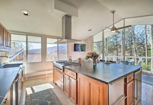 Pristine West Dover Home w/ Deck & Mountain Views! Hotel Overview