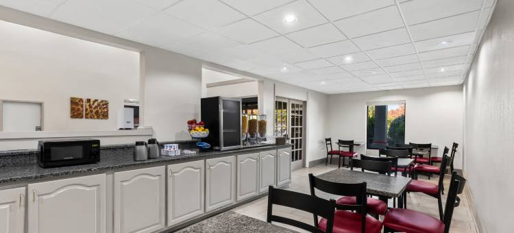 亚特兰大机场南红顶PLUS套房酒店(Red Roof Plus+ & Suites Atlanta Airport South)图片