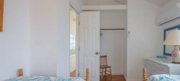 Ocean View and Spacious Deck - Charming Beach Cottage Retreat图片