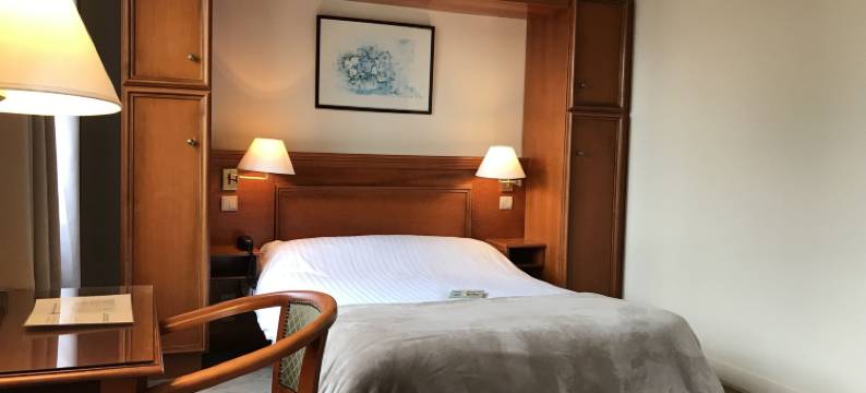罗吉斯莱斯艾雷勒(Logis Hôtel les Airelles Neufchâtel En Bray)图片