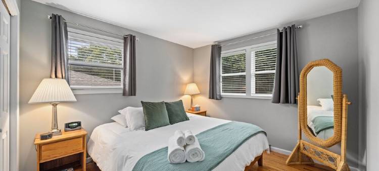 Peaceful Cozy Home with Well Equipped Kitchen, WiFi, & King Bed in St Charles图片