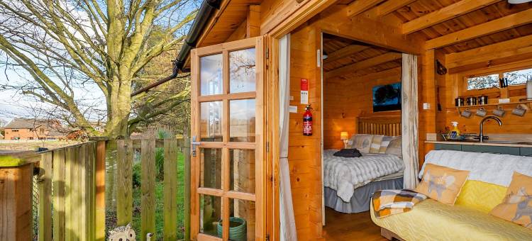 Pet-friendly chalet in Surlingham, No deposit图片