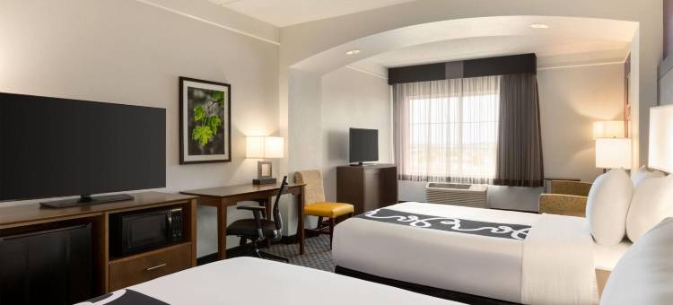 阿林顿北六旗通道拉昆塔温德姆套房酒店(La Quinta Inn & Suites by Wyndham Arlington North 6 Flags Dr)图片