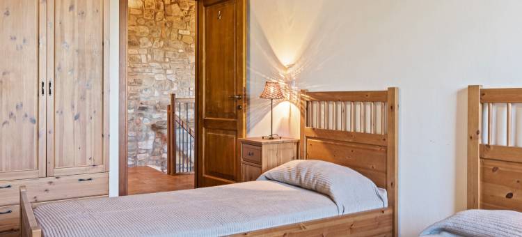 Tranquil Village Stay with Fireplace图片