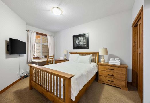 Settlers Crossing #29 by Bear CountryHotel Overview