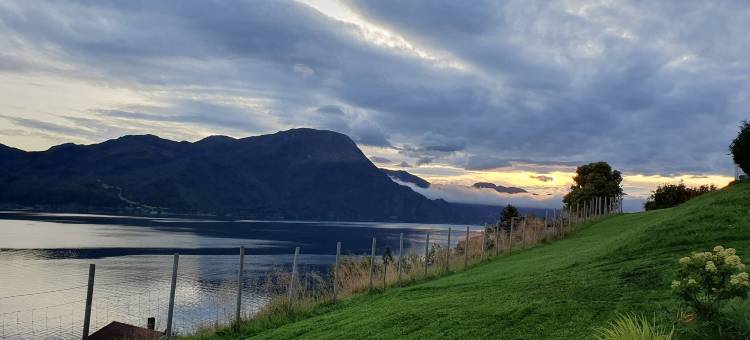 Serene Fjord View Holiday House in Davik, Nordfjord图片