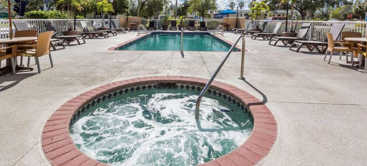 迈尔斯堡机场温德姆呗盟酒店(Baymont by Wyndham Fort Myers Airport)图片