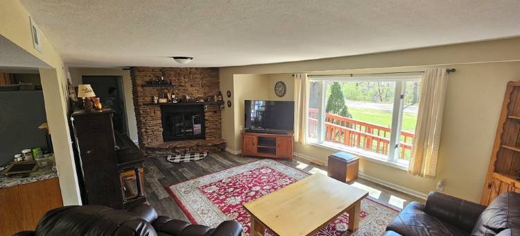 3 BdrHomew/HotTub+FREE Firewood,sleeps10inMauston,closeto WI Dells/Attractions图片