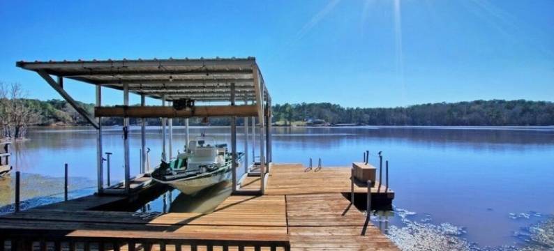 Beautiful views and lake front home on Toledo Bend! Fish right of the dock!图片