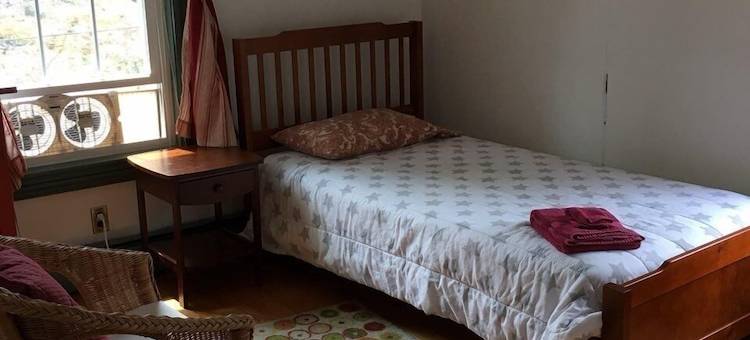 Large, late 1800s home. Secluded, yet adjacent to downtown Bar Harbor.图片
