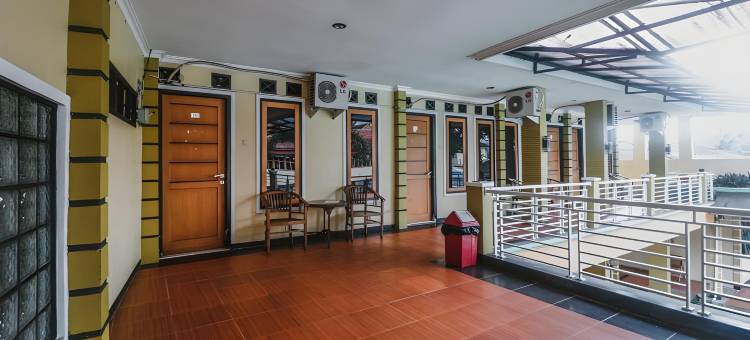 红多兹普拉斯酒店-茂物普卡梅加门当(RedDoorz Plus at Neo Asri Hotel Megamendung Puncak Bogor)图片