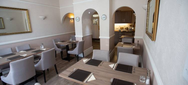 盖特威克角落之家酒店(Corner House Hotel Gatwick with Bookable Holiday Parking)图片