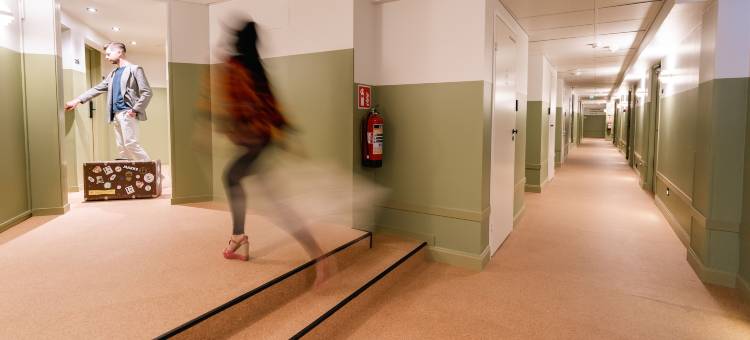 科鲁夫波比 W(Bob W Kluuvi)图片