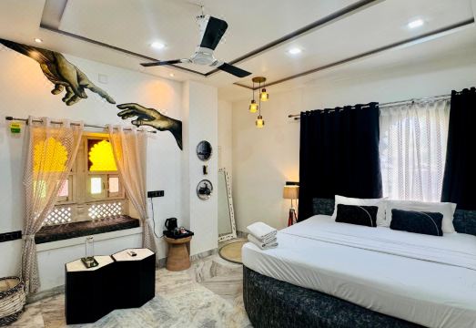 3 Raahi Hotel Overview