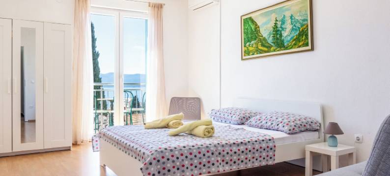 市中心的德拉甘石屋(Stone house Dragan in the very center, with pool table, two balconies and the sea view)图片