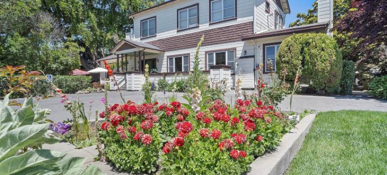 红棕熊溪边住宿加早餐旅馆(Cinnamon Bear Creekside Inn)图片