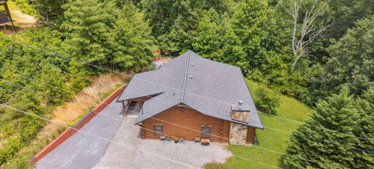 舒适的小屋，带电动车充电器、火坑和床秋千(Chasing Cubs Cabin by Beyond Expectations)图片