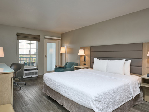 贺茂沙海滩欢朋套房酒店