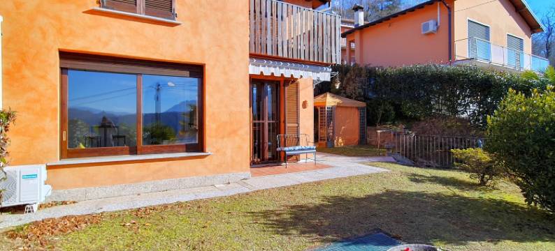 House in Luino with Green Garden and City Views图片