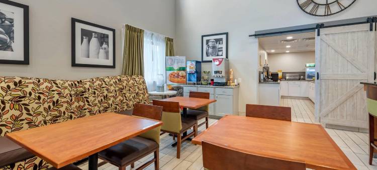 埃文斯维尔市中心凯艺套房酒店(Quality Inn & Suites Evansville Downtown)图片