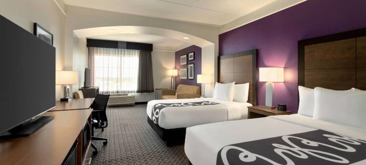 阿林顿北六旗通道拉昆塔温德姆套房酒店(La Quinta Inn & Suites by Wyndham Arlington North 6 Flags Dr)图片