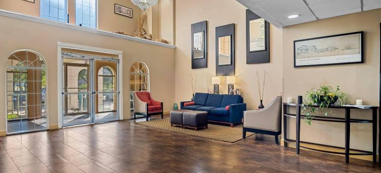 品质酒店套房欧文-拉斯科利纳斯(Quality Suites Irving-Las Colinas)图片