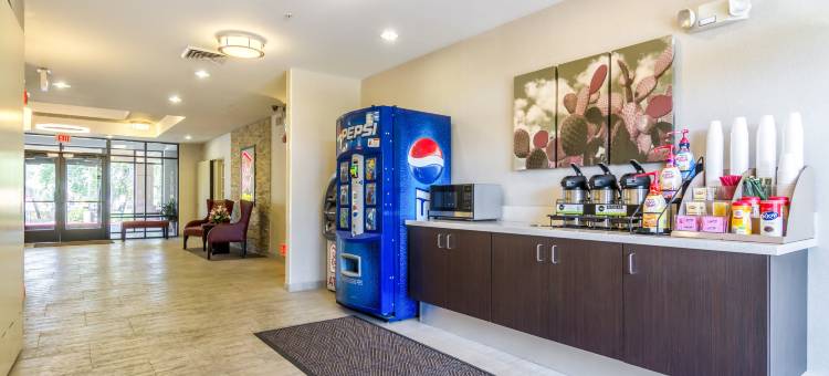 坦佩凤凰城机场红顶Plus酒店(Red Roof Plus+ Tempe - Phoenix Airport)图片