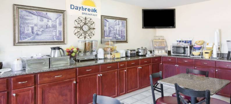 德梅因机场戴斯套房酒店(Days Inn & Suites by Wyndham des Moines Airport)图片