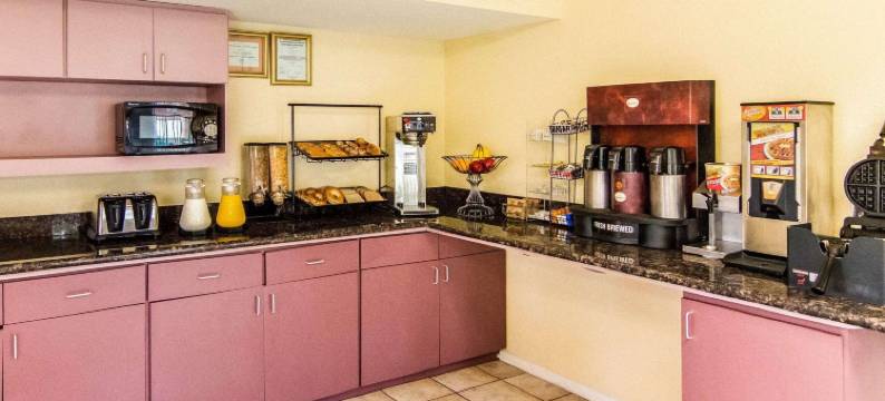 艾维罗290德威旅馆及套房(Rodeway Inn & Suites Hwy 290 NW)图片