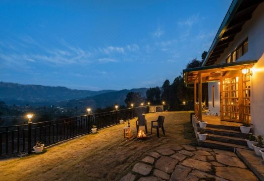 Home Zone Cozy Cottage with Mountain Views Hotel Overview