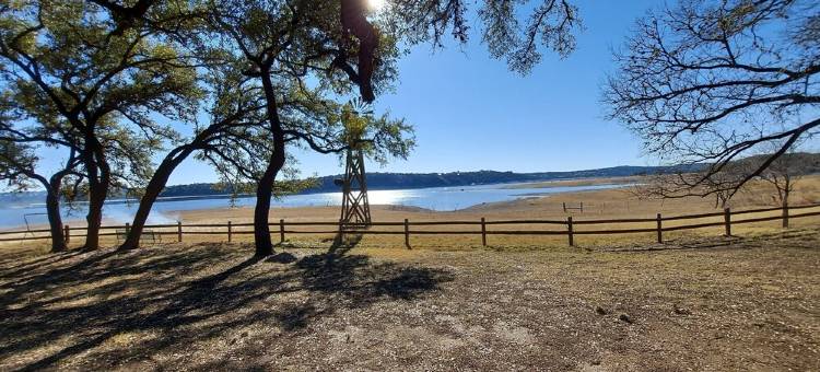 特拉维斯湖北岸温馨私密石屋(Cozy, private waterfront stone cabin on the north shore of Lake Travis)图片