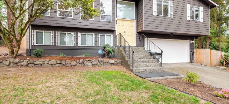 布雷默顿带火坑的家，靠近公园和博物馆(Bremerton Home w/ Fire Pit Near Parks & Museums)图片